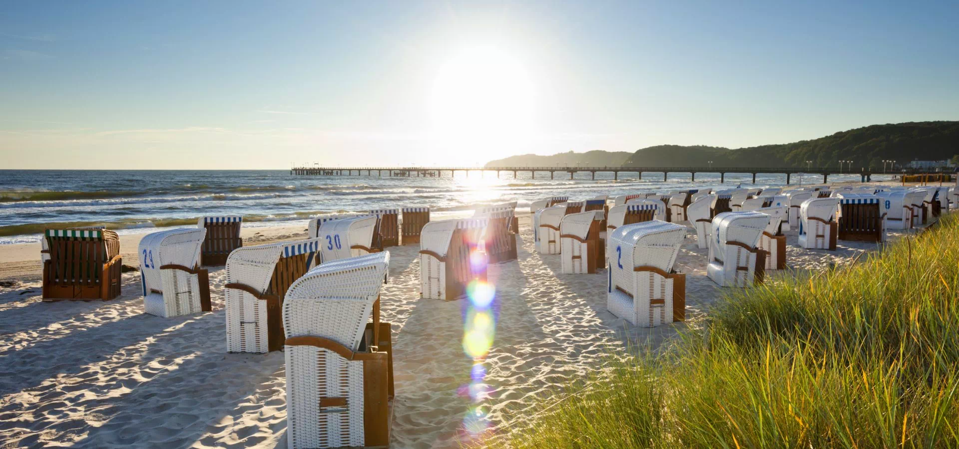 fotele rozstawione na plaży